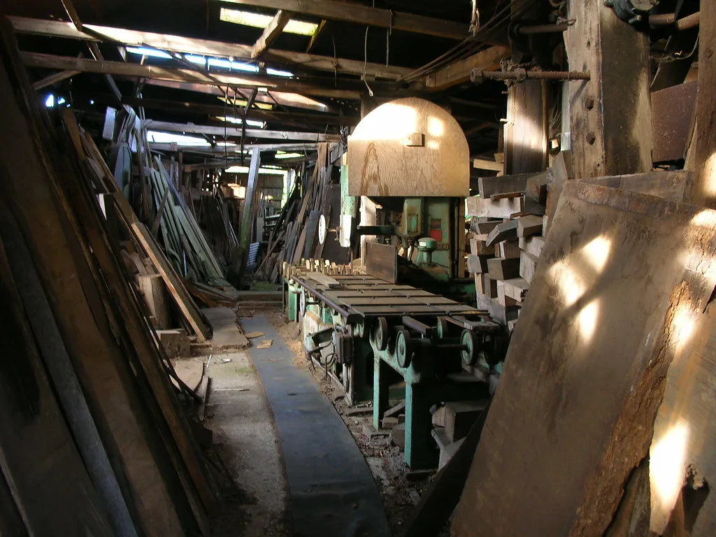 Alte Bandsäge aus den 1970er Jahren in der Werkstatt, noch im täglichen Einsatz, mit eingestelltem Schnitt